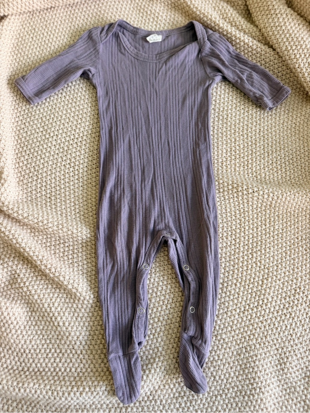 Kate Quinn Ribbed Footie Romper 🤎
Size 6–9M | EUC